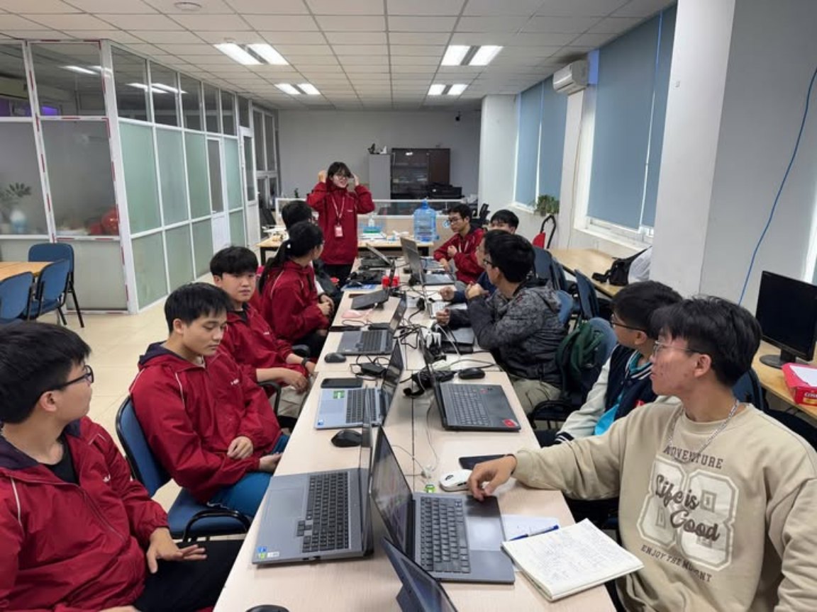 Buổi đào tạo chuyên môn của BK SpaceTech, thành viên làm việc với laptop