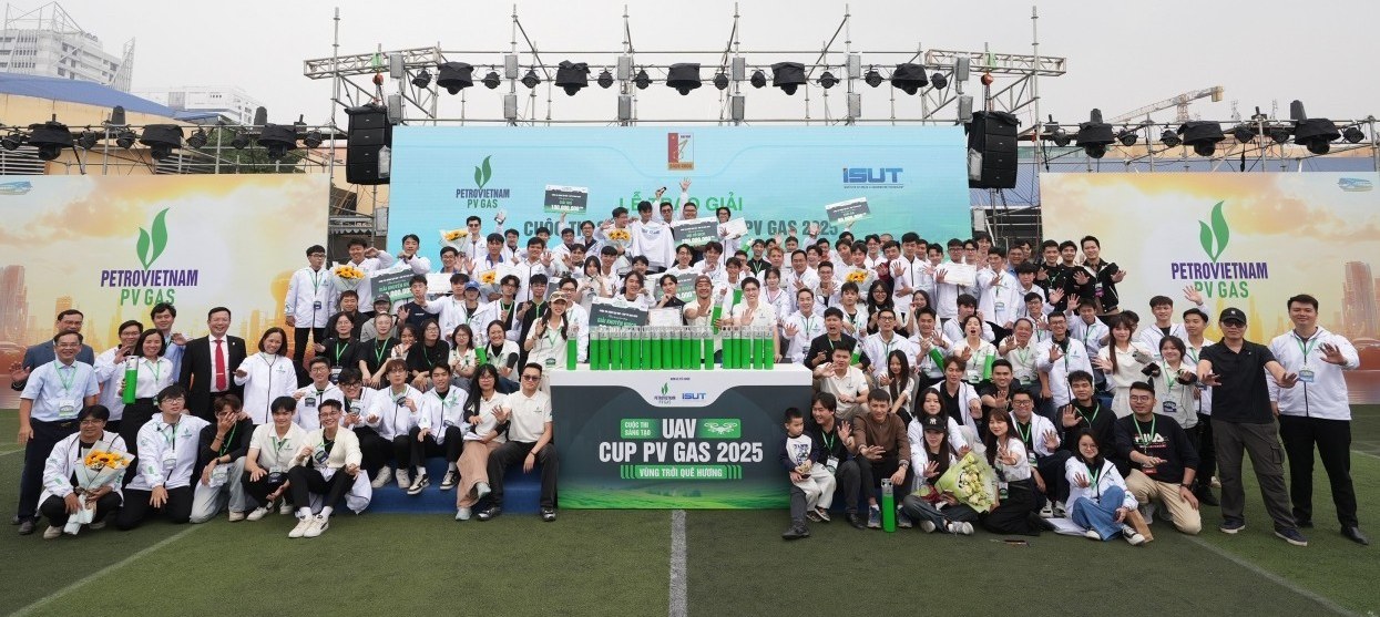 Ảnh tập thể các đội thi và ban tổ chức tại lễ trao giải UAV Cup PV GAS 2025